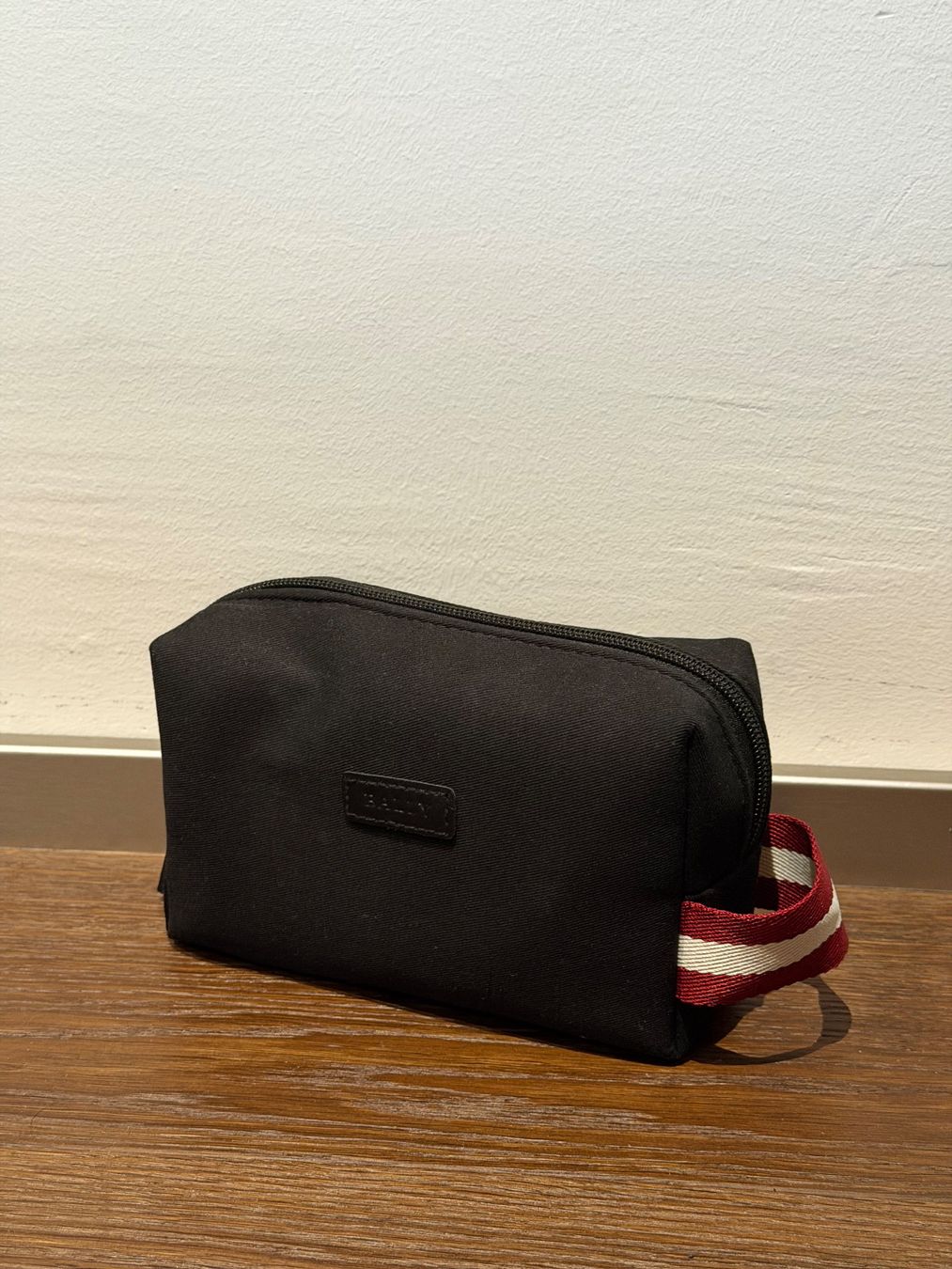 Bally Kosmetikkoffer: Bally x SWISS First Class Amenity Kit – Neu (gemäss Beschreibung) aus Münchenbuchsee von arouse.swiss