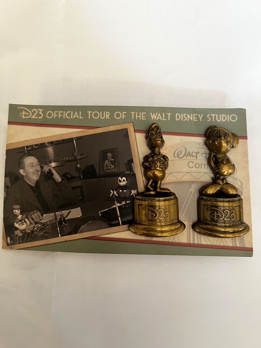 Disney Placchette & Badge: Original Walt Disney Pins von der D23 StudioTour – Nuovo e nell'imballaggio originale da Thalwil venduto da gerdiB