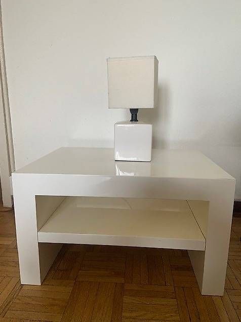 Lampade: Table de chevet laqué blanc et lampe – Usato da Genève venduto da Rohansuisse