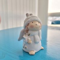 Süsser Engel und Hund mit Schal , Mütze, Winter Weihnachten