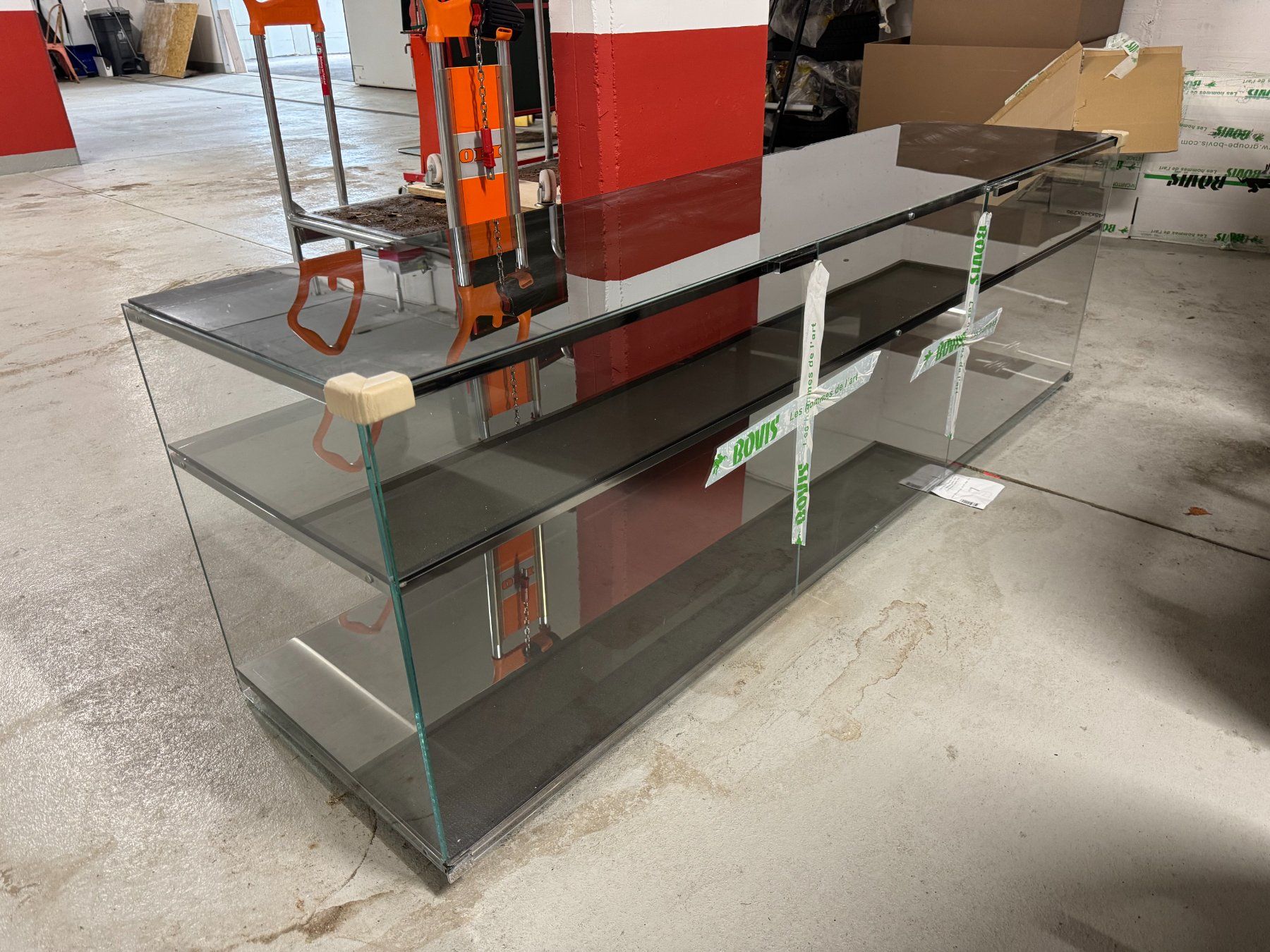 Vitrinen: Thick Glass Commercial Display Unit (Never Used) – Neu und originalverpackt aus Oeschseite von -Luxury-On-Line-