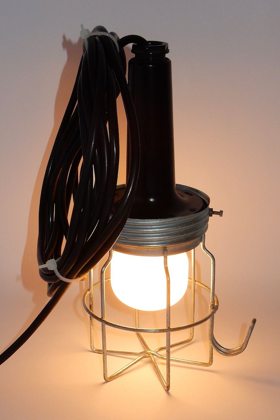 Lampen: Vintage Hand-/ Werkstattlampe mit Griff aus Bakelit - 25.0cm – Gebraucht aus Alpnach Dorf von Reloved24 2