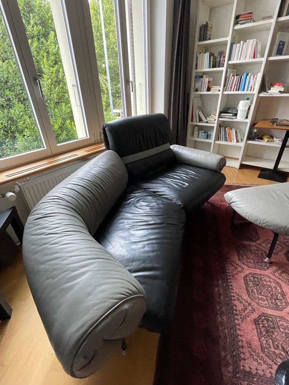 Divani: Designer Sofa + Hocker, Leder, hellgrau und schwarz. – Usato da Biel/Bienne venduto da K.Furler 1