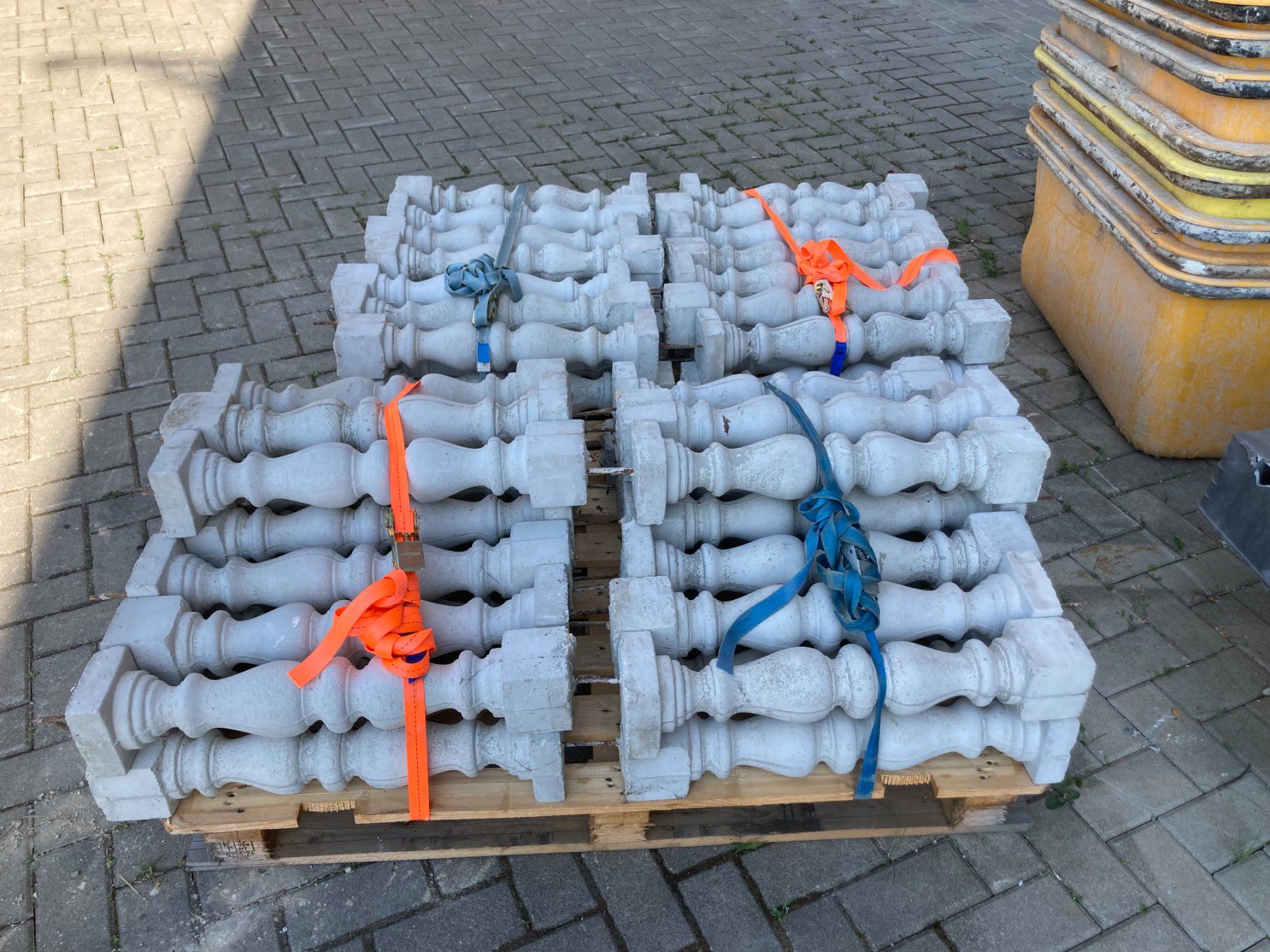Geländer: Beton-Balustraden – Neu (gemäss Beschreibung) aus Eschenbach SG von Cswiss229