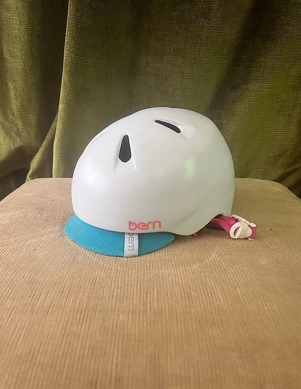 Helme: Helm Kinder Marke "Bern", weiss/pink/türkis – Gebraucht aus Ins von momomodge