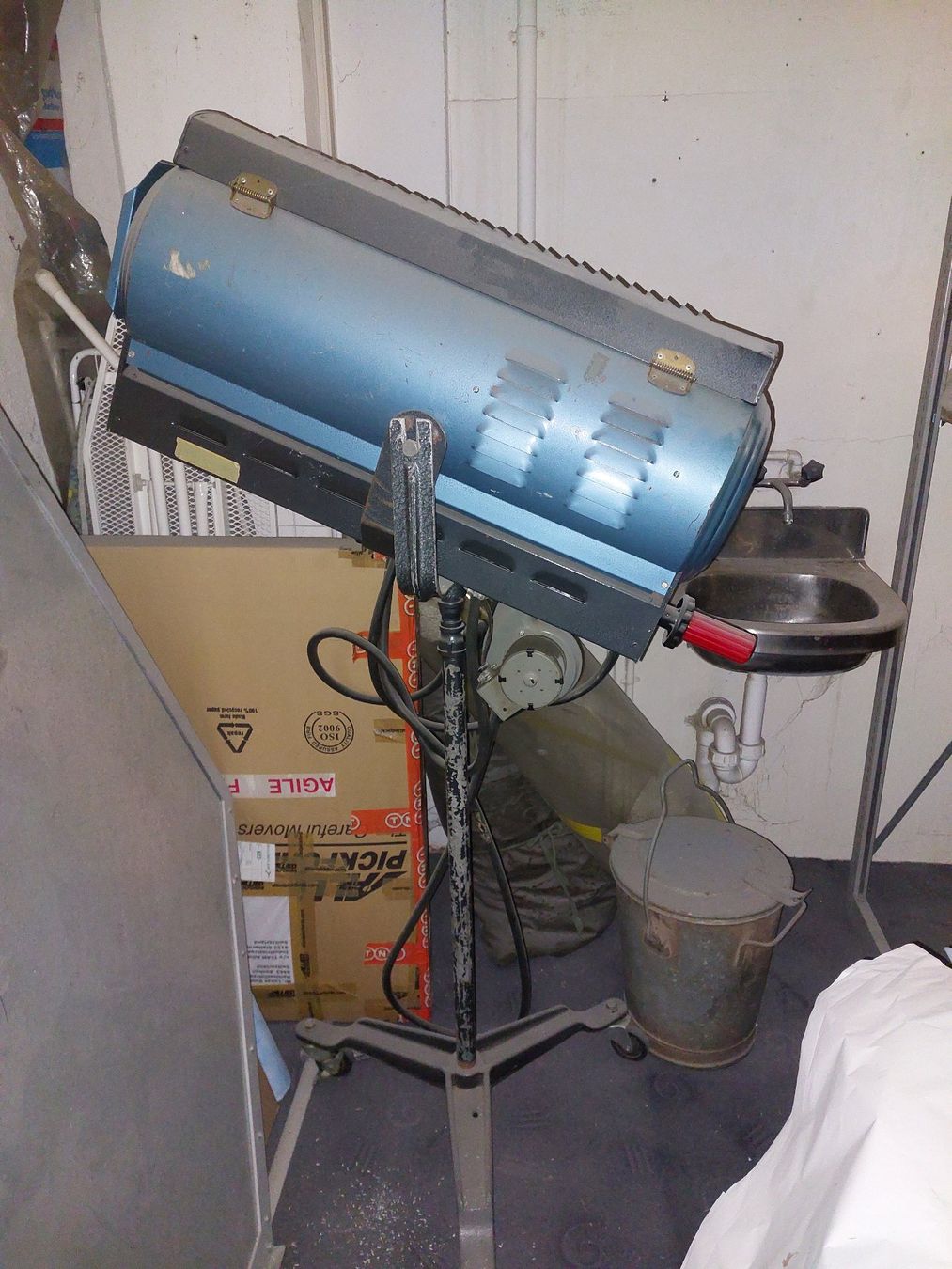 Lampes: Grosser alter Theaterscheinwerfer – Défectueux à Gersau par jonen01