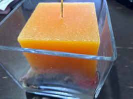 Kerze Orange mit Vase aus Glas