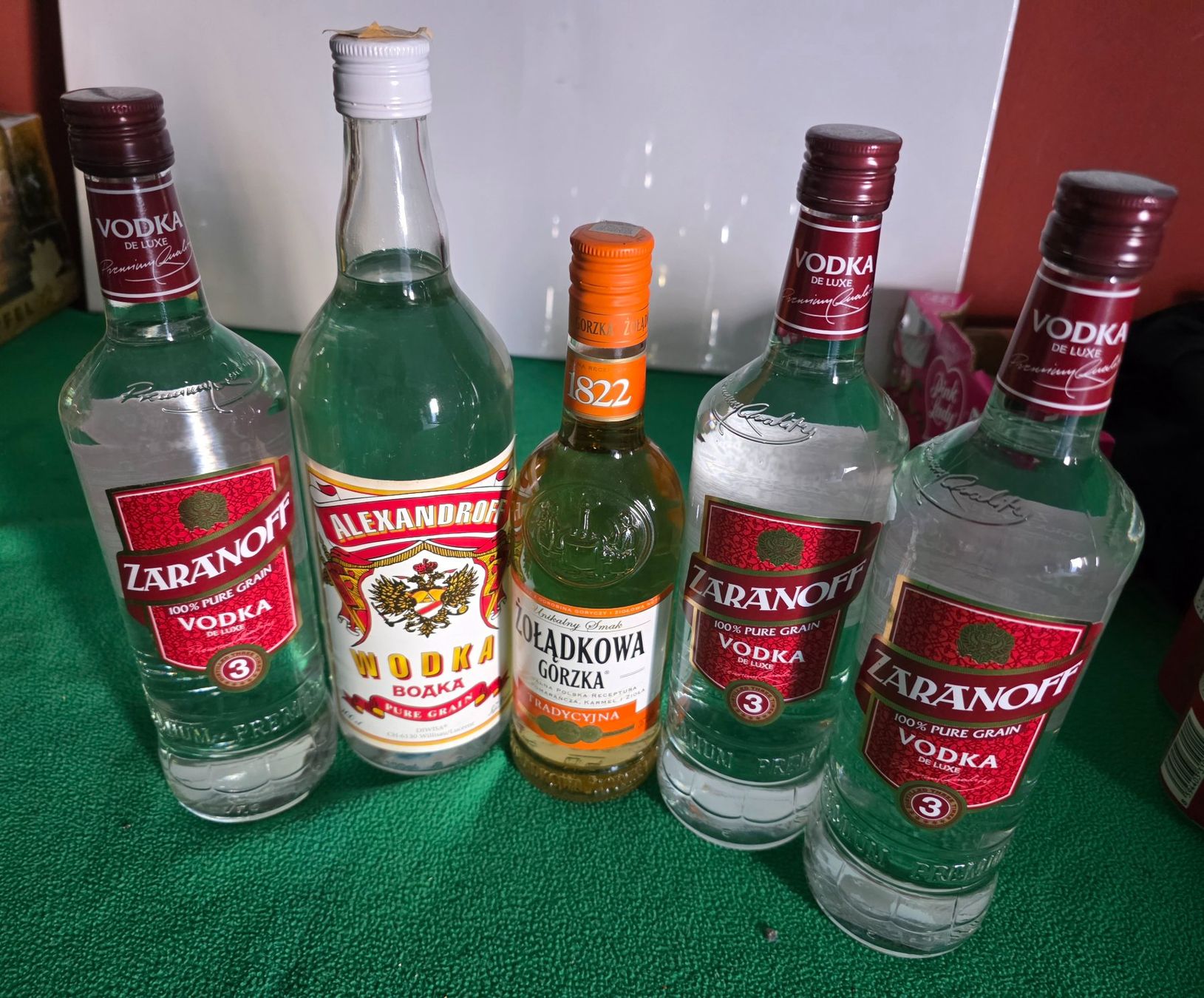 Spirituosen: VODKA VERSCHIDENE NEU UNGEÖFFNET 5 Fl. – Neu (gemäss Beschreibung) aus Schönenwerd von 1952kv