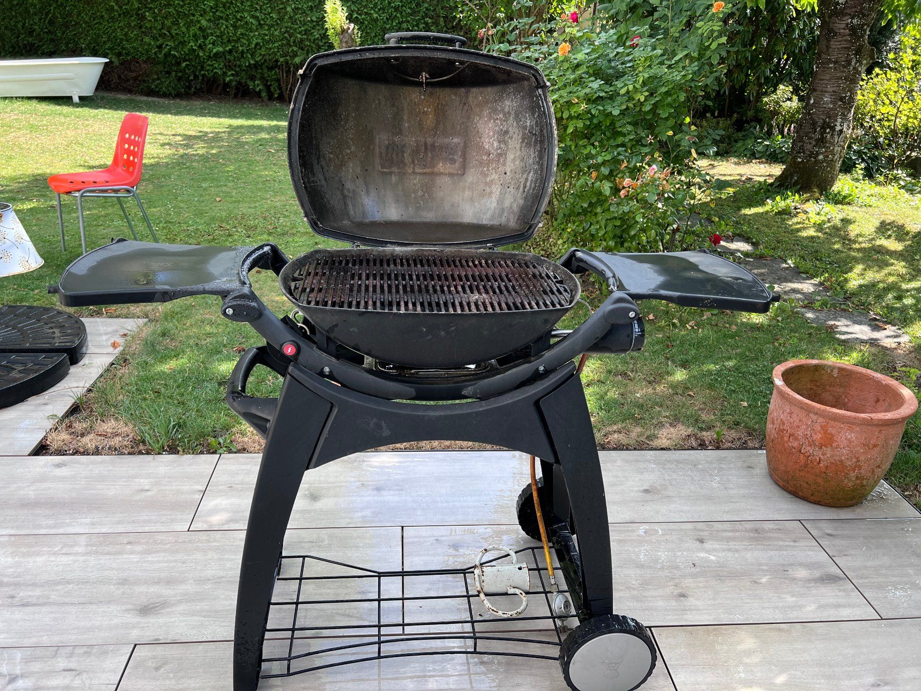 Griglie: Weber Q 220 Gasgrill mit Seitentischen – Usato da Bonstetten venduto da Cornelia7 2