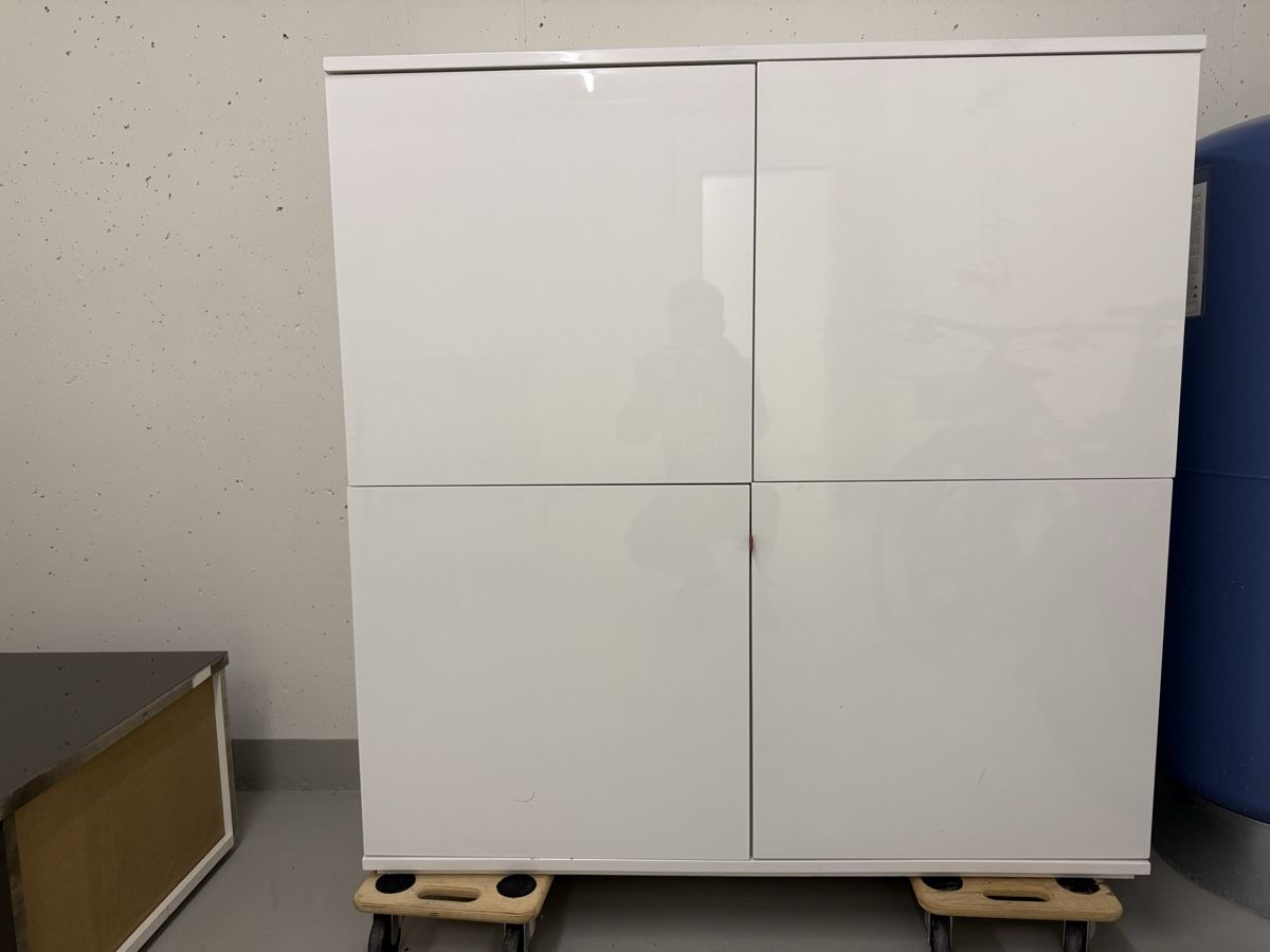 Pfister Cassettiere: High Board Hochglanz weiss Möbel Pfister – Usato da Zürich venduto da frankfile