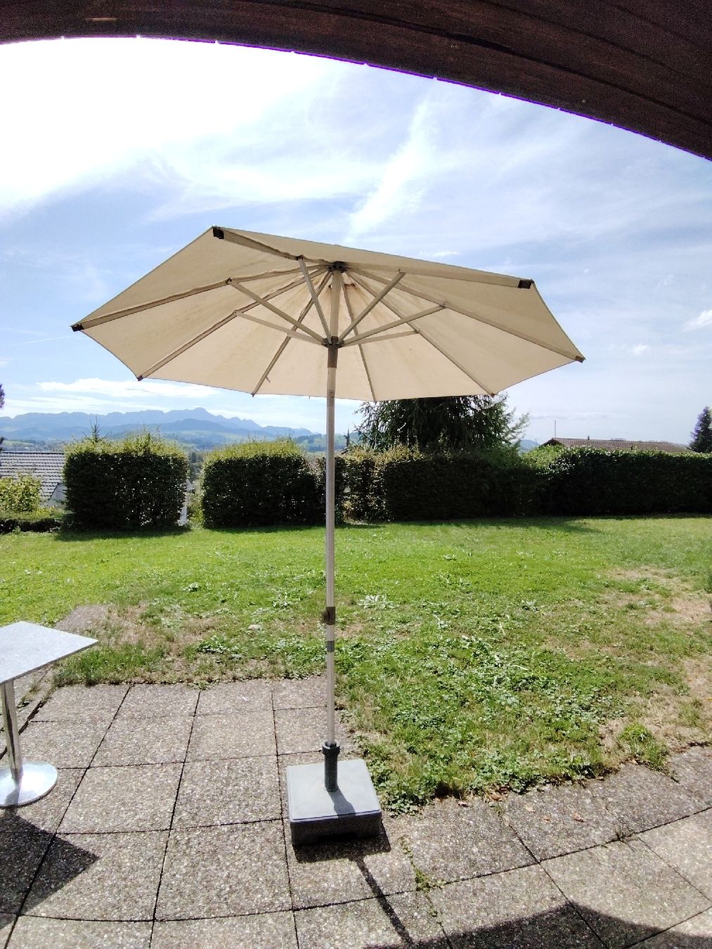 Parasols: Sonnenschirm rund beigefarben mit Ständer gebraucht – D'occasion à Heerbrugg par inf_mr6s