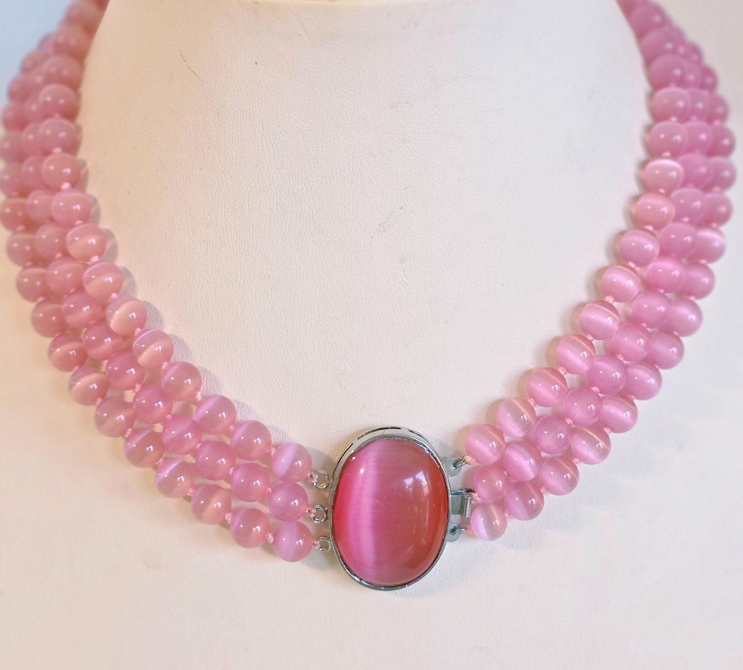 Catenine: Collier rose 3-reihig mit ovalem Cabochon, neu – Nuovo (secondo la descrizione) da Zürich venduto da benedikt12