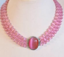 Collier rose 3-reihig mit ovalem Cabochon, neu