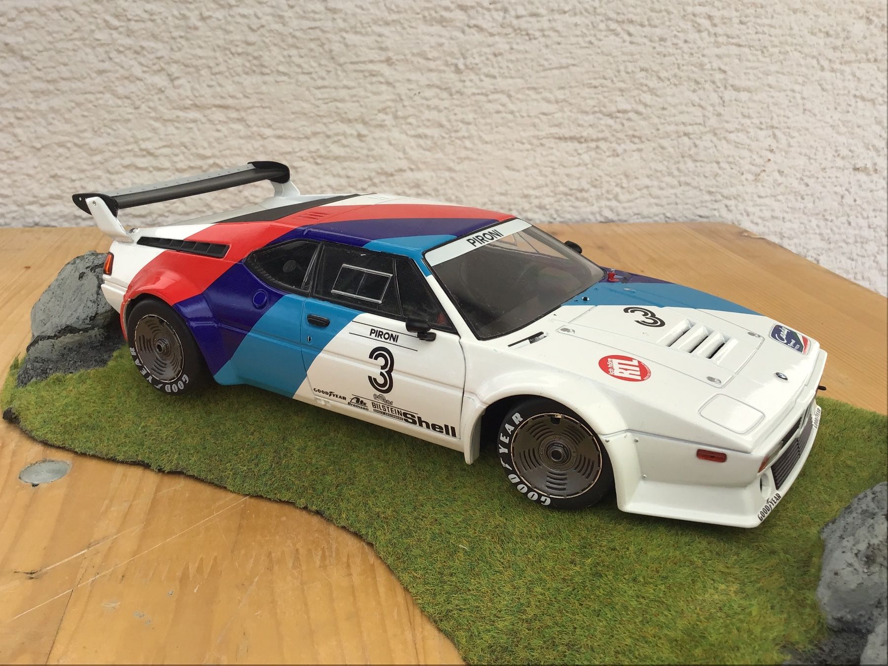 BMW Modellini d'auto: Modellauto BMW M1 Gr. 2 1:18 2x – Usato da Männedorf venduto da Modelle-aller-Art