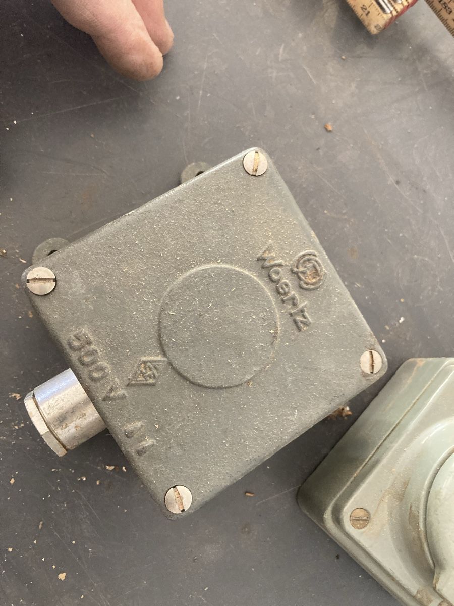 Spine: ANTIKE ELEKTRO METAL STECKDOSE – Usato da Bottmingen venduto da Surubi 2