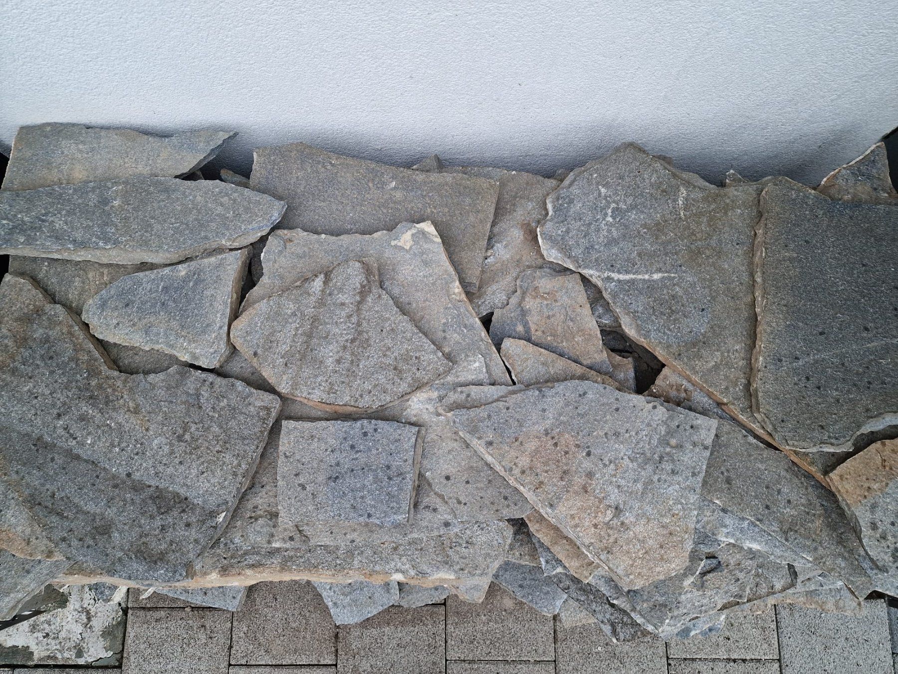 Rivestimenti per pavimenti: Bodenplatten Luserna Polygonal – Usato da Aarwangen venduto da mr.jasi 1