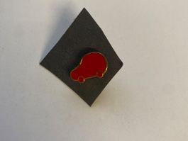 Pin's voiture rouge en métal forme simple bon état
