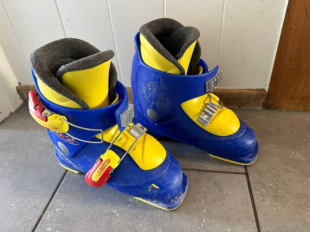 Chaussures garçon: Kinder Skischuhe Tecno T2 Junior Racing 20.0 (245mm) – D'occasion à Zürich par manesse17 1