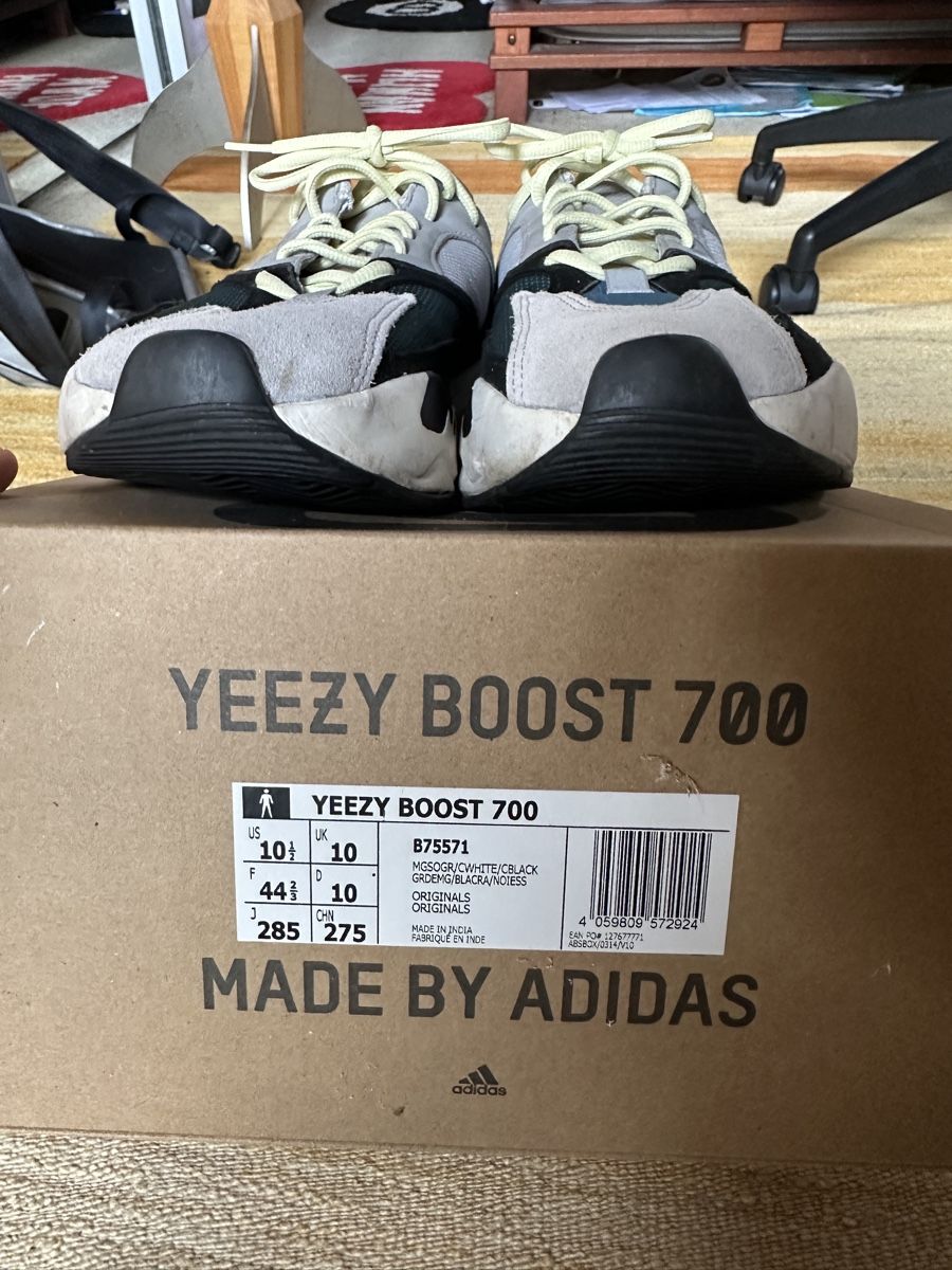 Adidas Scarpe da uomo: Yeezy 700 Wave Runner EU44.5 – Usato da Villars-Burquin venduto da Iliasso 3