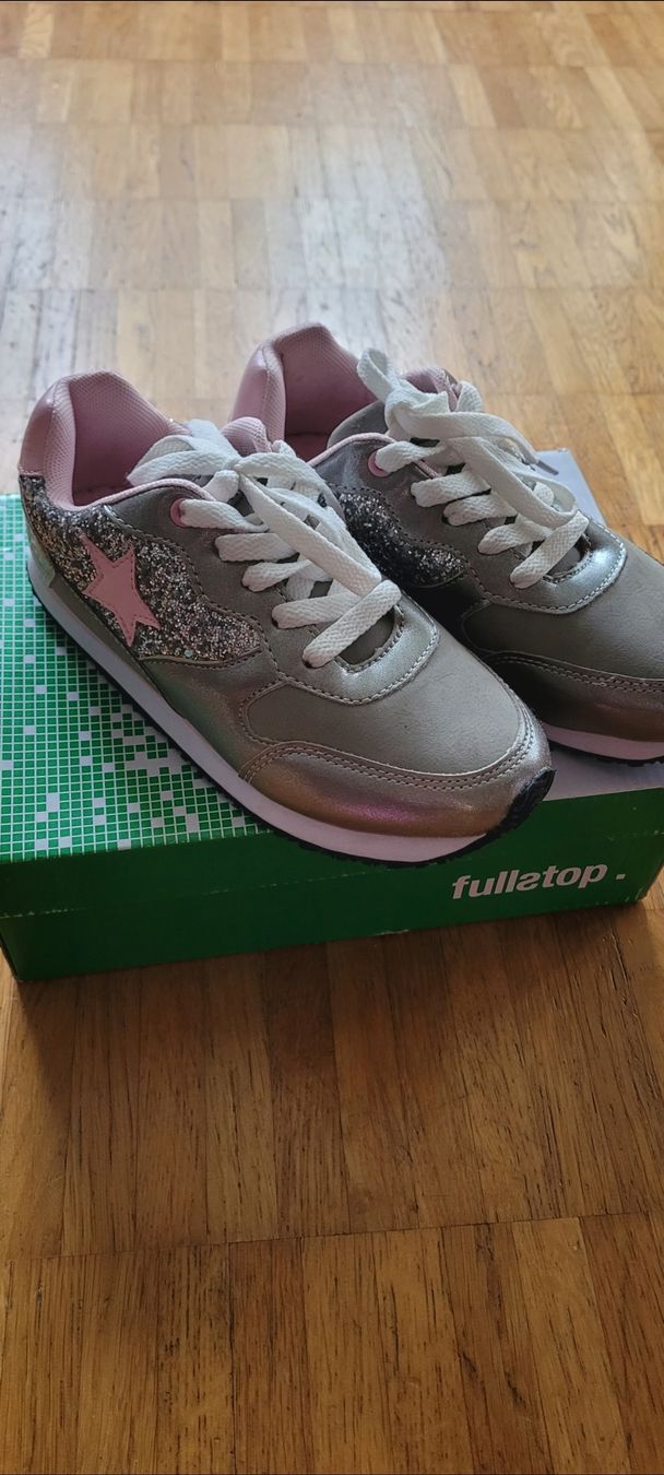 Scarpe per ragazze: Sneakers neu gr 32 neu fullstop – Nuovo e nell'imballaggio originale da Emmenbrücke venduto da gatasalvache
