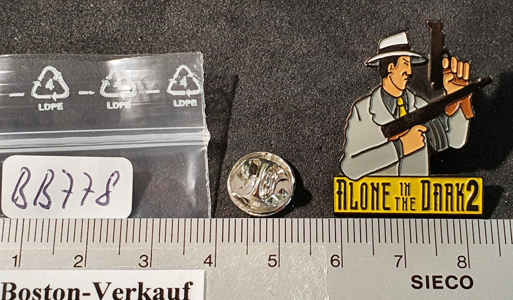 Placchette & Badge: BB778 - Pin Alone in the Dark 2 / Edward Carnby – Usato da Reinach BL venduto da Boston-Verkauf 1