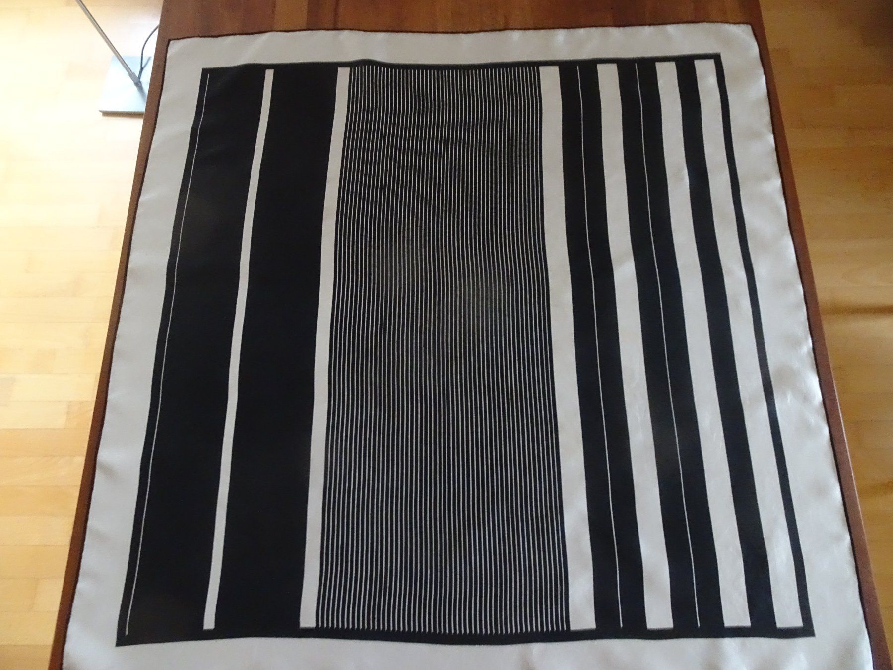 Foulard & Sciarpe: Elegantes schwarz-weisses Seidentuch – Usato da männedorf venduto da purzelchen 1
