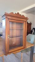 Wandschrank Holz mit Glastuer und Einlegeboeden