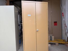tiefer, massiver Metallschrank B: 90, T: 50, H:200cm