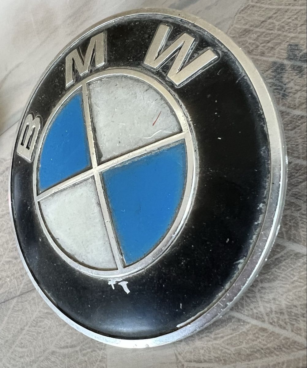 BMW Toutes les pièces auto: BMW Emblem aus Metall  – D'occasion à Sevelen par Ritiplampi 1