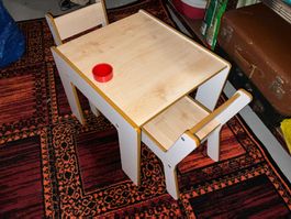 Kindertisch mit 2 Stühlen – Holz / Weiss
