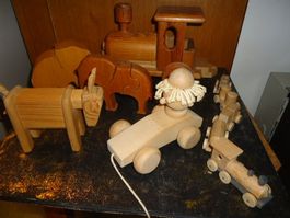 Verschiedene Holzfiguren im gebrauchten zustand