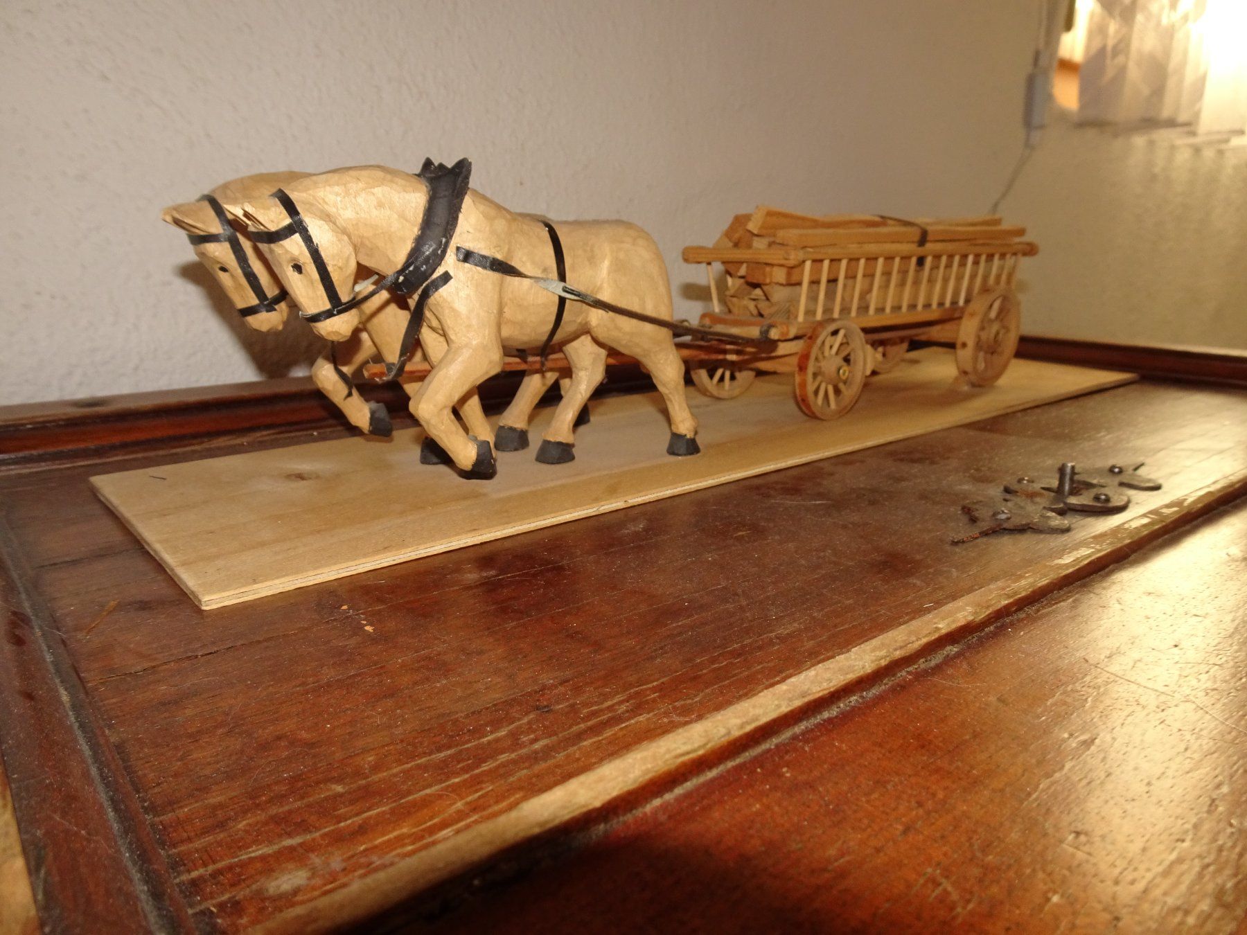 Statuette: Geschnitztes Pferdefuhrwerk – Usato da Stein AR venduto da Bienli4 1