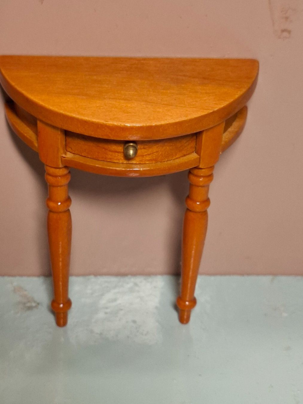 Case e mobili per bambole: Miniatur Tisch mit Buch, Handarbeit, wahrsch. Reutter – Usato da Schlieren venduto da Svenja7 6