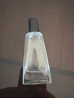 Leere Glasflasche mit Roll-on Applikator und schwarzem Decke