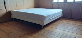 Doppelbett weiss mit Matratze Metallfüsse guter Zustand