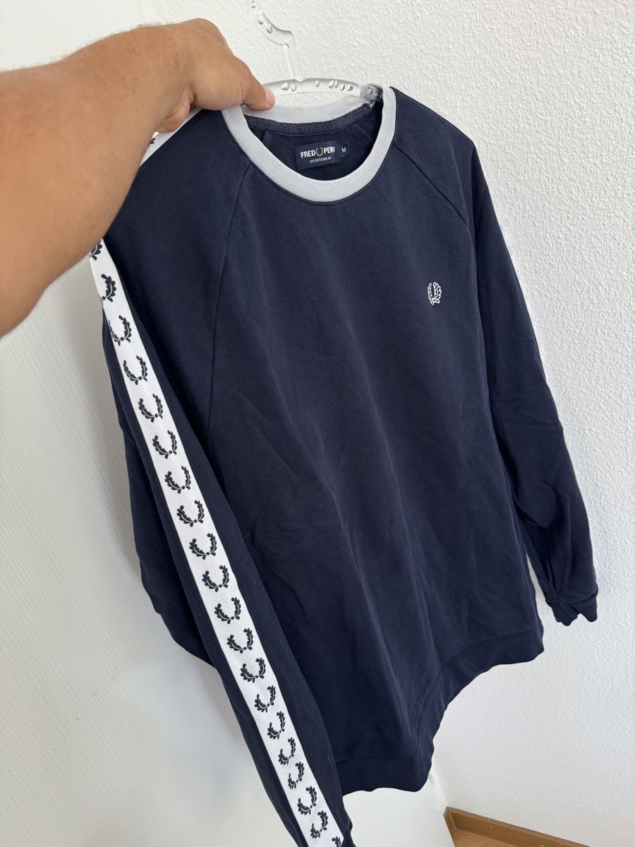 Fred Perry Pullover & Sweatshirts: Fred Perry Pullover dunkelblau Grösse M oryginal  – Gebraucht aus Wetzikon ZH von Jan_wojt 1