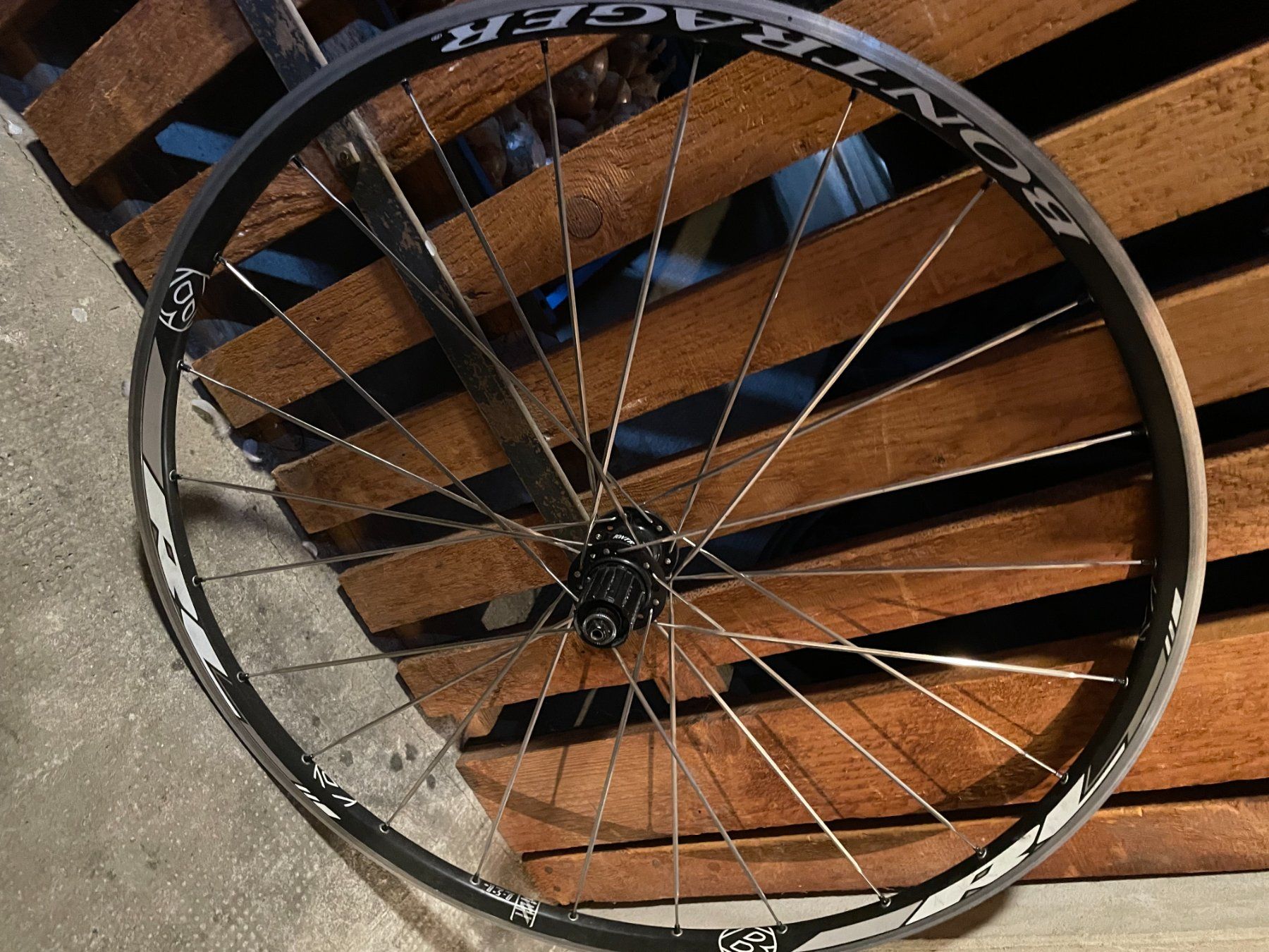 Bontrager Pneumatici & Ruote complete: Roue arrière Bontrager 28" – Usato da Lausanne venduto da amaury.h