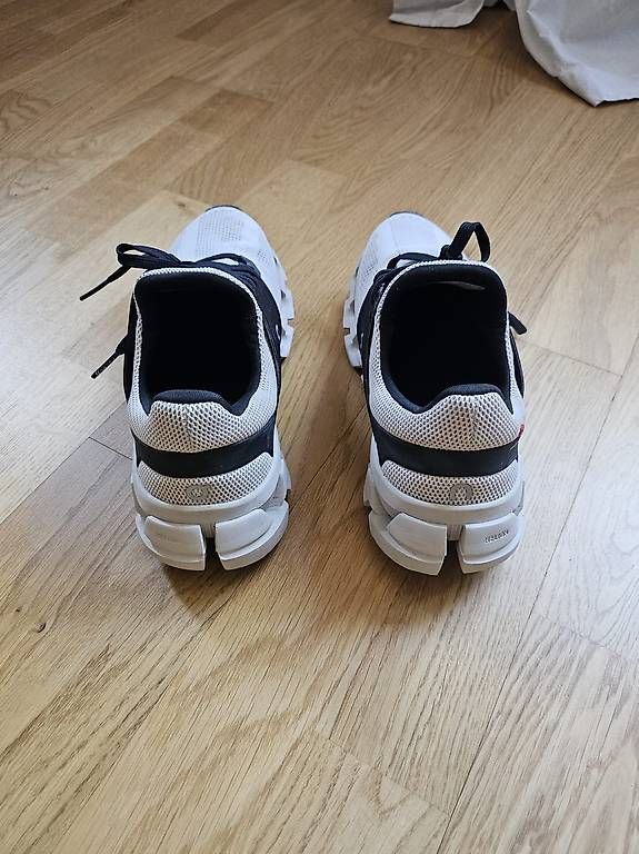 On Damenschuhe: On Cloudswift Damen - Creme/Schwarz  bequem & leicht – Gebraucht aus Buchs SG von corapre 2