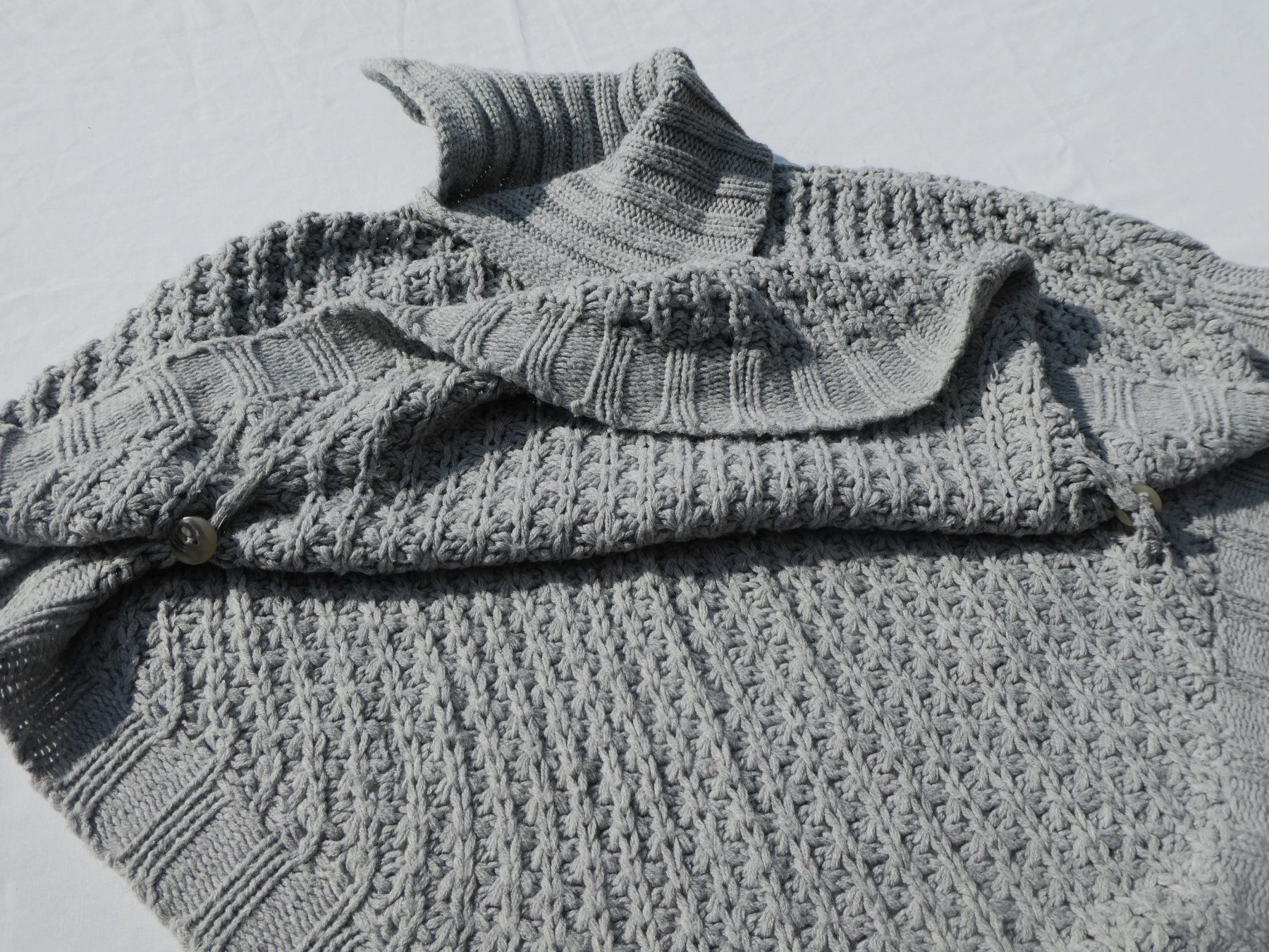 Maglioni & Felpe: Strick-Poncho von Tschibo, Gr. 122/128 – Usato da Gattikon venduto da kaandooh 2