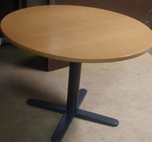 Roude Tisch mit holz platte mit schwarz  Fuß in metal