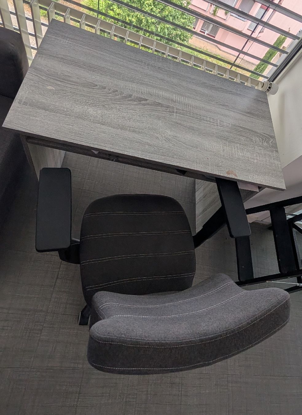 Scrivanie: Grey desk + ergonomic office chair  – Usato da Meyrin venduto da att_mgj5