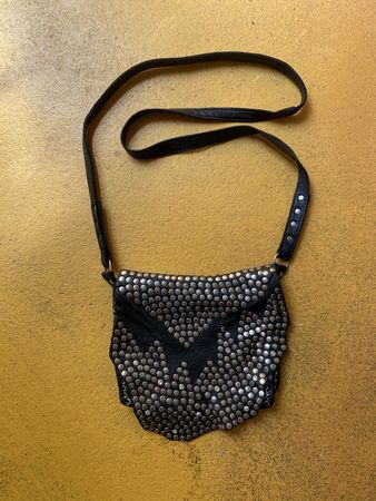 Ledertasche mit Nieten