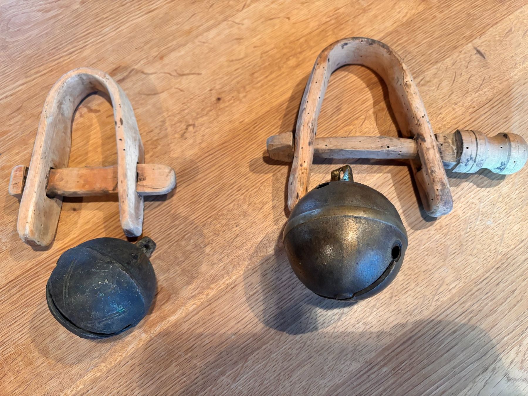 Glocken & Treicheln: Alte Schellen mit Holzhalter – Gebraucht aus Berneck von danilo5561 3
