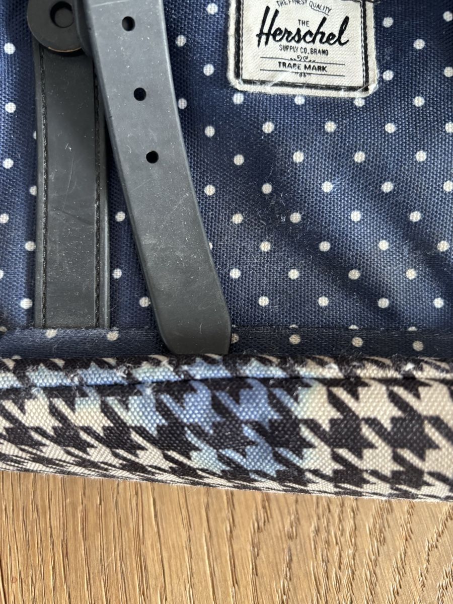 Herschel Zaini: Herschel Rucksack schwarz/weiss karriert – Usato da Männedorf venduto da giu_wm6d 7