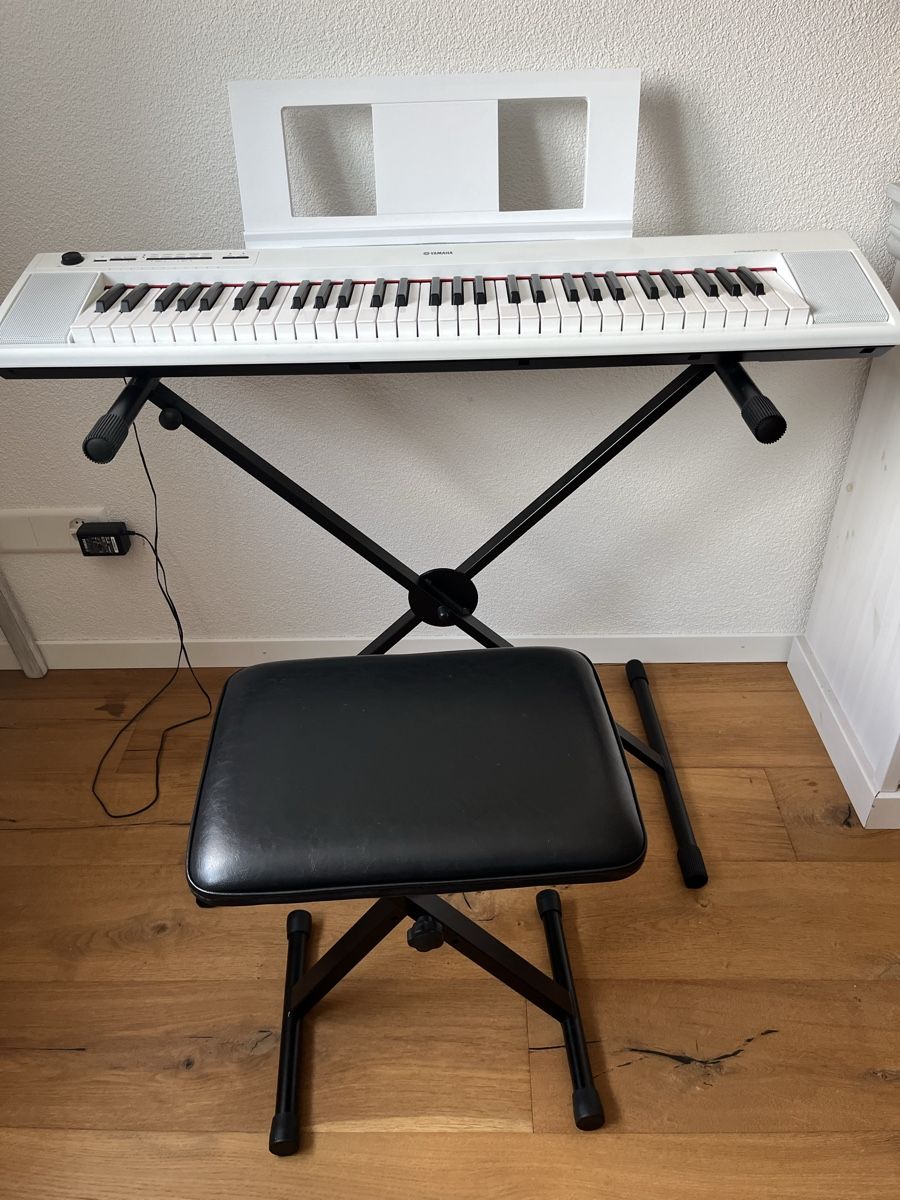 Yamaha Musikinstrumente: Keyboard Yamaha Piaggero NP-12WH mit Ständer & Hocker – Gebraucht aus Hunzenschwil von Padruz