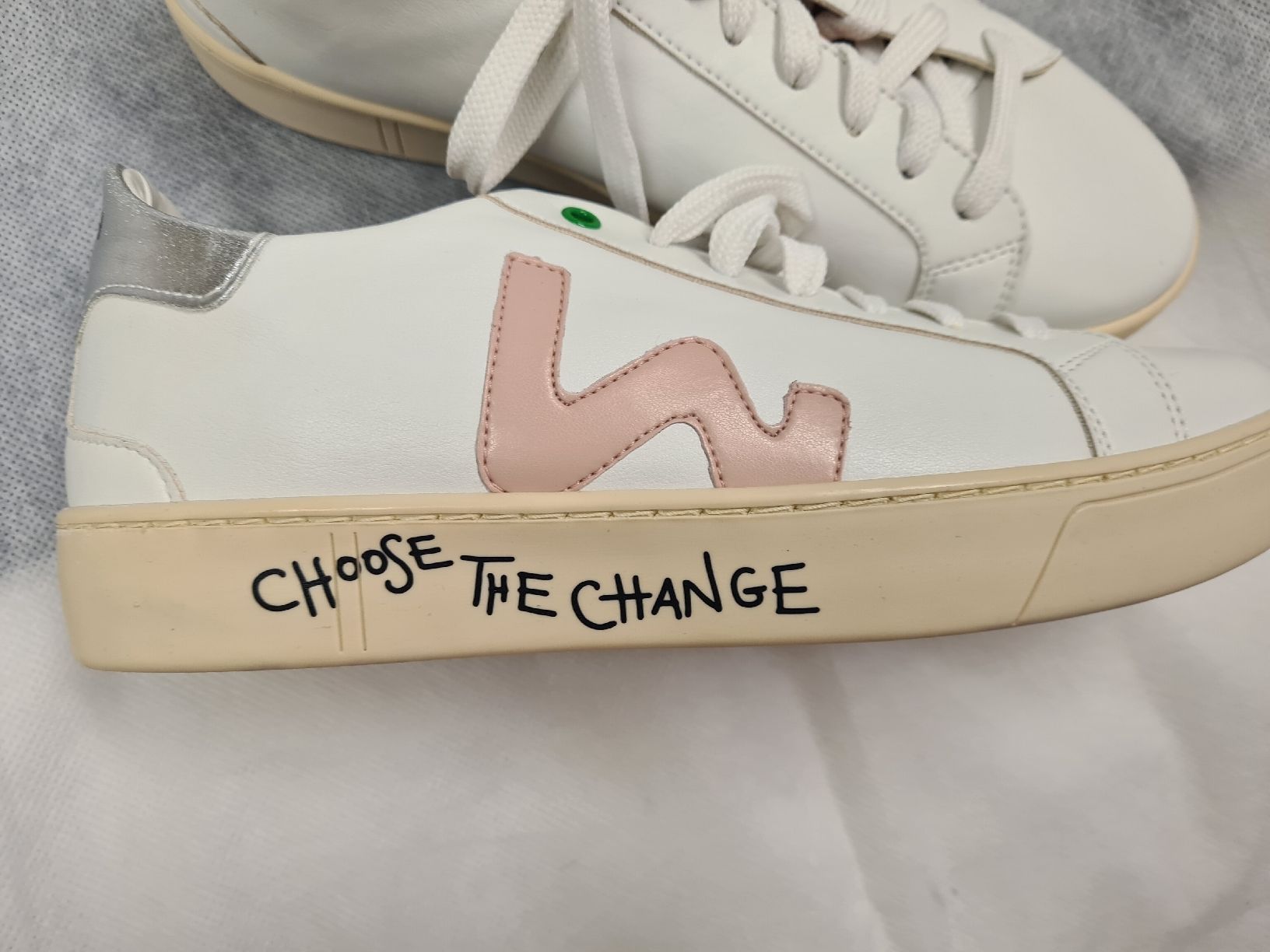 Damenschuhe: WOMSH SNEAKER WEISS/ROSA GR.39 – Gebraucht aus Adlikon von jahr01 1