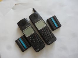 2 STK SONY ANTIK HANDY.OHNE LADEGERAT.NICHT TESTED.NO WORK