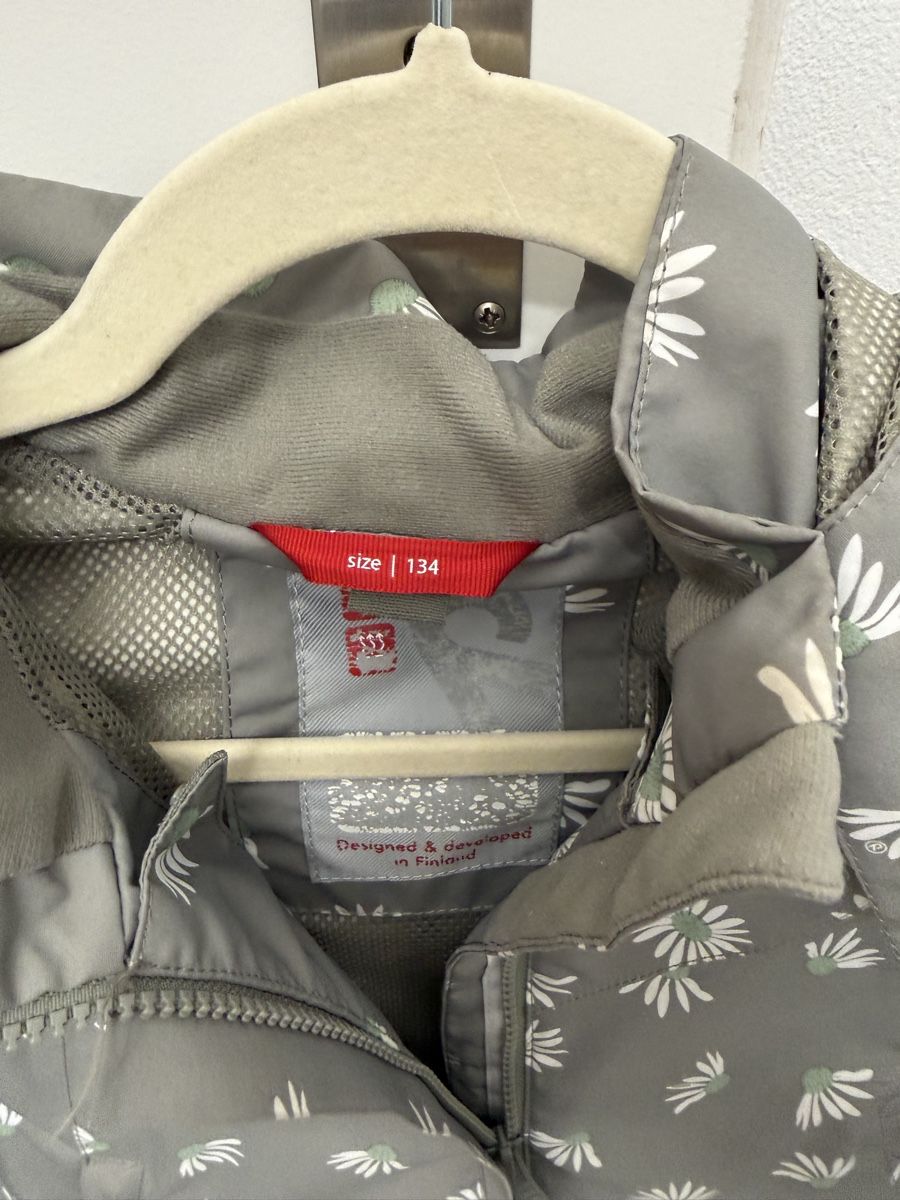 Reima Giacche & Cappotti: Reima Tec Regenjacke Gr. 134, Grau mit Blumenmuster – Usato da Zürich venduto da mirestar 2