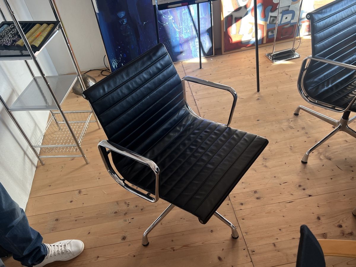 Set di tavolo e panche: Bürotisch mit 8 Stühlen von Vitra EA 117 Eames – Usato da Effretikon venduto da RoJu_LuMi 1