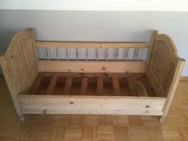 Kinderbett 'antik' massiv Lit d'enfant